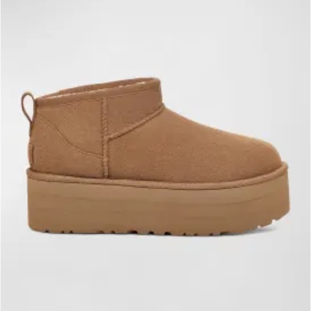 UGG- Classic Ultra Mini Platform Boot
-Only worn twice!!, allowing offers!